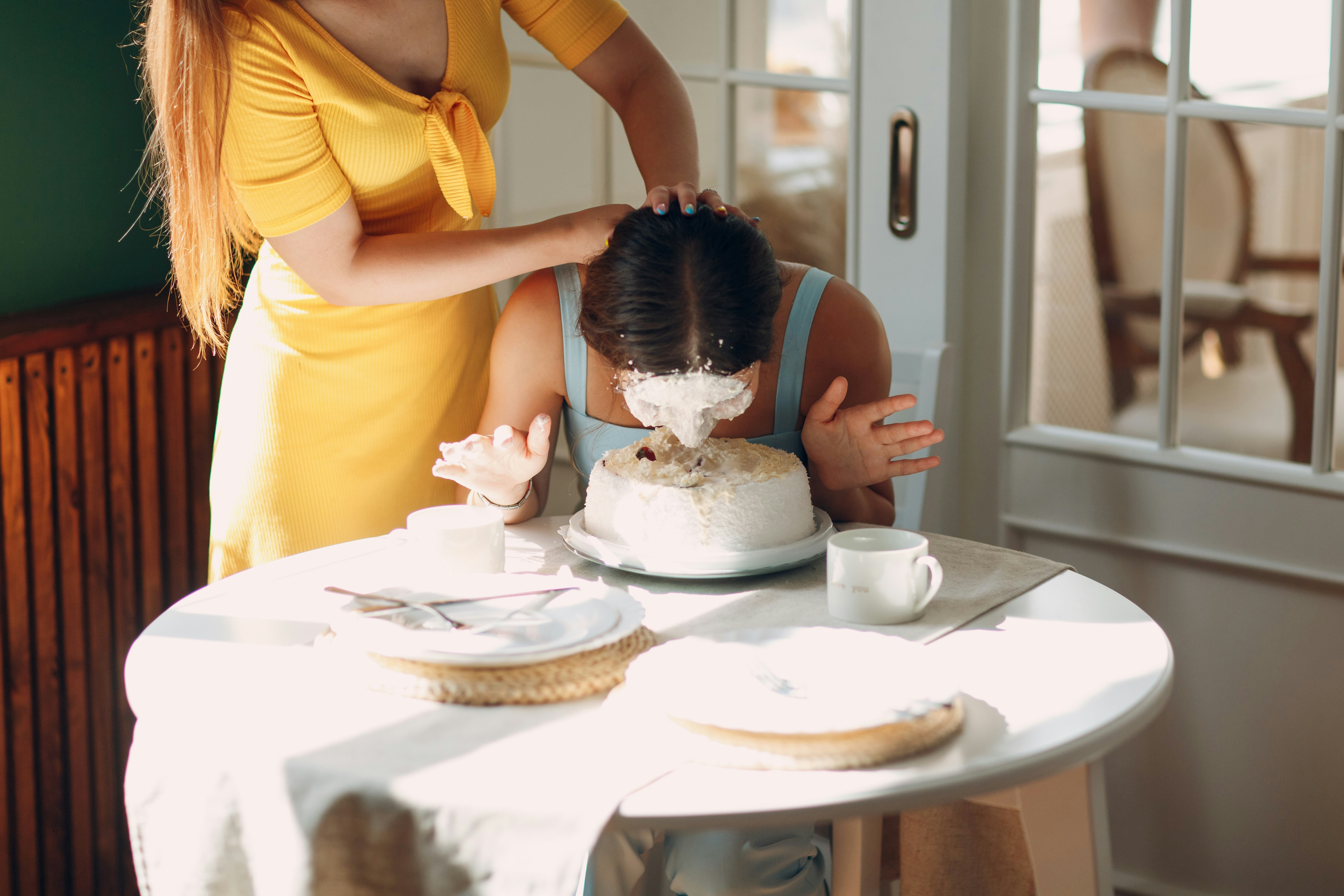 Pessoa preparando massa de pão ou bolo